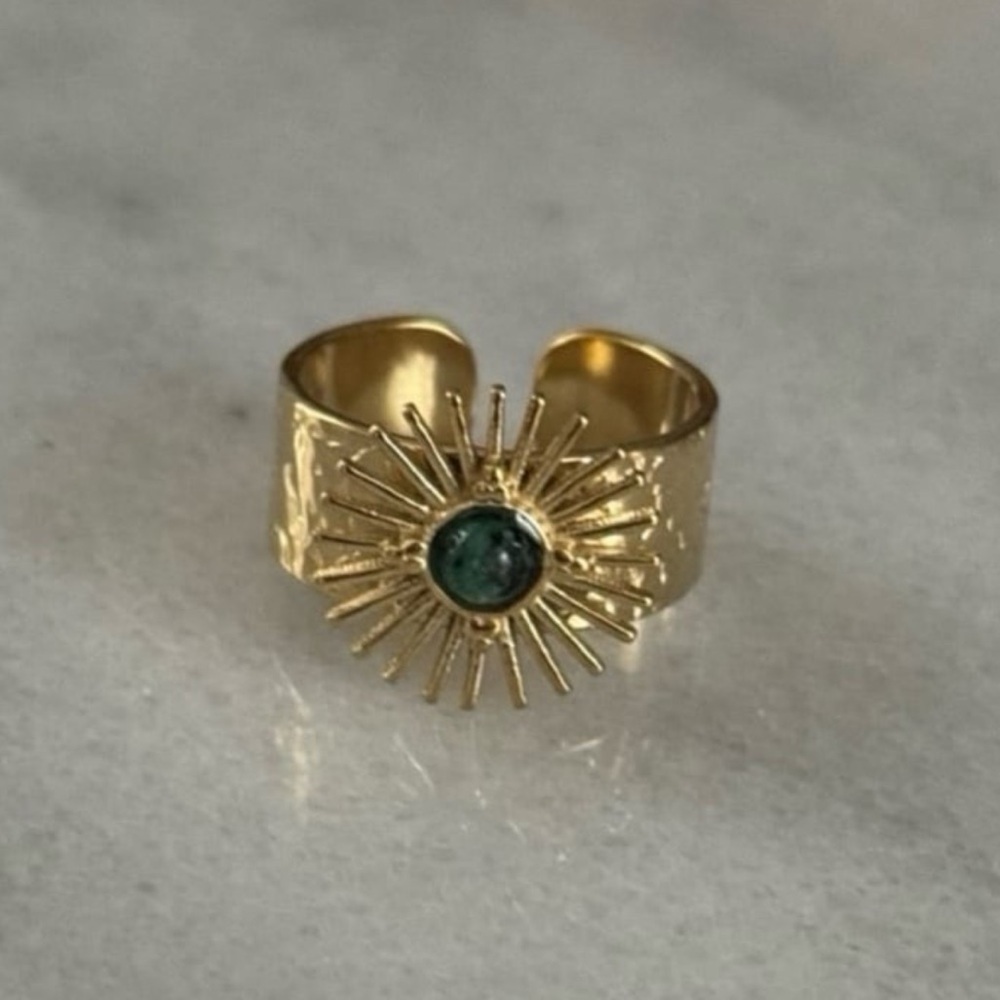 Gold Sun Burst Emerald Green Gem Hammered Ring Brand New